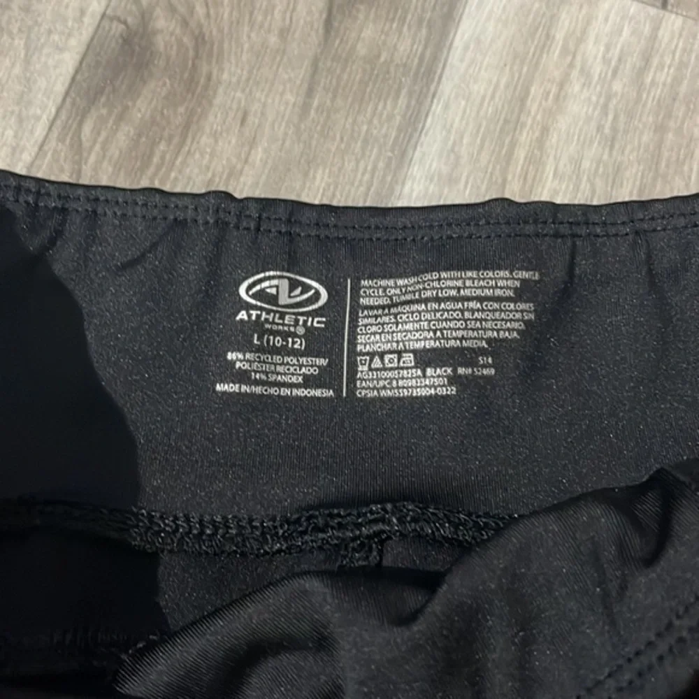Bundle 3 athletic shorts and 2 athletic tops‎